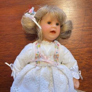Lee Middleton classic original doll “Germany“ in ethnic costume NWT